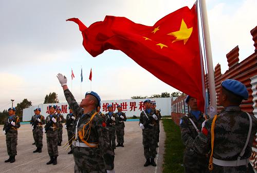 9月30日,在黎巴嫩南部新尼亞村,中國第八批赴黎維和工兵營官兵在營區(qū)內舉行升國旗儀式。 國慶節(jié)前夕,奮戰(zhàn)在黎巴嫩與以色列邊境維和戰(zhàn)場的中國第八批赴黎維和工兵營和第七批赴黎維和醫(yī)療分隊,通過升國旗、大合唱、送祝福、詩朗誦、贊家鄉(xiāng)等活動,慶祝建國62周年。 新華社發(fā)(王艷波攝)