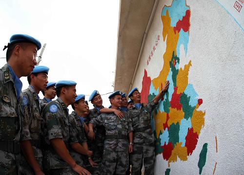 中國赴黎巴嫩維和官兵慶祝國慶62周年 9月30日,在黎巴嫩南部新尼亞村,中國第八批赴黎維和工兵營官兵在營區(qū)內開展“頌祖國,贊家鄉(xiāng)”活動。 國慶節(jié)前夕,奮戰(zhàn)在黎巴嫩與以色列邊境維和戰(zhàn)場的中國第八批赴黎維和工兵營和第七批赴黎維和醫(yī)療分隊,通過升國旗、大合唱、送祝福、詩朗誦、贊家鄉(xiāng)等活動,慶祝建國62周年。 新華社發(fā)(王艷波攝)