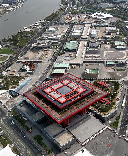 這是在空中拍攝的上海世博園局部(2011年7月28日攝)。 9月30日,《中國(guó)2010年上海世博會(huì)跟蹤審計(jì)結(jié)果公告》在中國(guó)上海門戶網(wǎng)站和上海審計(jì)網(wǎng)正式發(fā)布。審計(jì)結(jié)果公告指出,在黨中央、國(guó)務(wù)院的領(lǐng)導(dǎo)下,上海市委、市政府認(rèn)真落實(shí)“勤儉辦博、廉潔辦博”的方針,歷時(shí)8年順利完成上海世博會(huì)籌備和舉辦任務(wù),世博會(huì)取得圓滿成功,獲得國(guó)際社會(huì)和國(guó)際展覽局的高度評(píng)價(jià),實(shí)現(xiàn)了舉辦一屆“成功、精彩、難忘”世博會(huì)的目標(biāo)。 公告說(shuō),上海世博會(huì)運(yùn)營(yíng)收支結(jié)余為10.5億元人民幣。審計(jì)未發(fā)現(xiàn)重大違法違規(guī)問(wèn)題。 新華社記者 凡軍攝