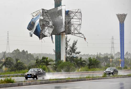 9月30日,在廣西東興市江平鎮(zhèn)金灘,車輛從被臺風(fēng)吹毀的廣告牌旁經(jīng)過。 記者30日從廣西壯族自治區(qū)氣象局了解到,臺風(fēng)“納沙”已于30日11時30分前后在越南北部沿海登陸,未來兩天廣西仍有較強降雨過程,目前“納沙”已導(dǎo)致廣西40余萬人受災(zāi)。 新華社記者 周華 攝