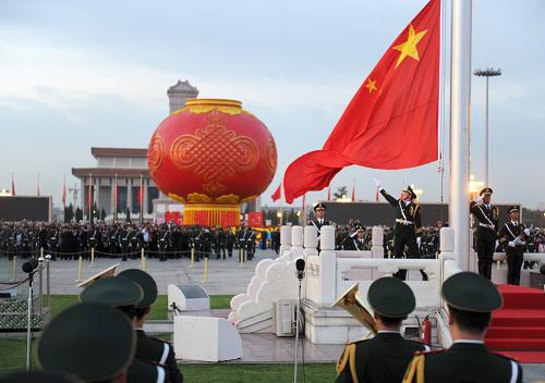 10月1日,五星紅旗在人們注視中冉冉升起。當(dāng)日,來(lái)自全國(guó)各地的十二萬(wàn)余名群眾匯聚北京天安門廣場(chǎng),觀看隆重的升旗儀式,慶祝中華人民共和國(guó)成立62周年。新華社記者 羅曉光 攝