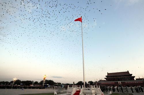 10月1日,五星紅旗在晨曦中的天安門廣場(chǎng)上空高高飄揚(yáng)。新華社記者 羅曉光 攝