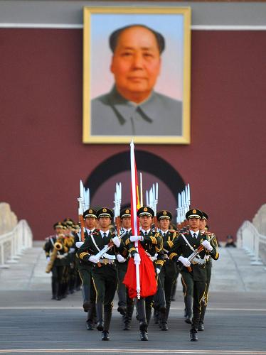 10月1日,國(guó)旗護(hù)衛(wèi)隊(duì)?wèi)?zhàn)士護(hù)送國(guó)旗走向升旗臺(tái)。新華社記者 羅曉光 攝