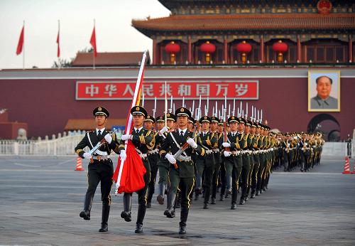 10月1日,國(guó)旗護(hù)衛(wèi)隊(duì)?wèi)?zhàn)士護(hù)送國(guó)旗走向升旗臺(tái)。新華社記者 羅曉光 攝