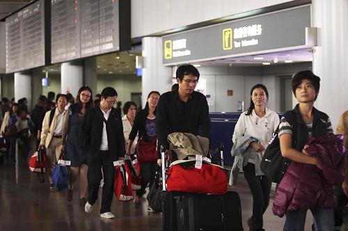 9月30日深夜,一批剛乘飛機(jī)抵達(dá)的旅客從北京首都機(jī)場(chǎng)2號(hào)航站樓走出。“十一”黃金周到來,探親、出游人數(shù)激增,北京首都機(jī)場(chǎng)迎來客流高峰。預(yù)計(jì)今年黃金周首都機(jī)場(chǎng)旅客吞吐總量將突破235萬人次,較去年同期增長7.15%。新華社發(fā)(梁志強(qiáng) 攝)