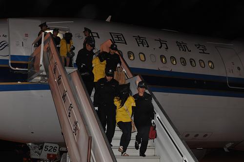 圖為福建警方在長樂國際機場押解嫌疑人。新華社記者 鄭良 攝