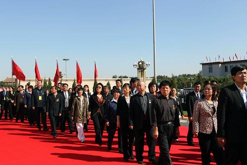 10月1日上午,首都各界代表向人民英雄紀(jì)念碑敬獻(xiàn)花籃儀式在北京天安門(mén)廣場(chǎng)舉行。這是各界代表在瞻仰人民英雄紀(jì)念碑。新華社記者 蘭紅光 攝