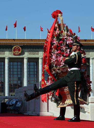 10月1日上午,首都各界代表向人民英雄紀(jì)念碑敬獻(xiàn)花籃儀式在北京天安門(mén)廣場(chǎng)舉行。新華社記者 蘭紅光 攝