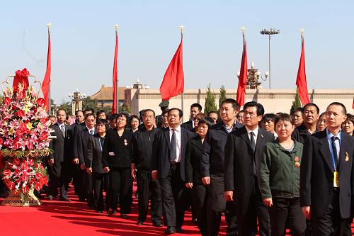10月1日上午,首都各界代表向人民英雄紀(jì)念碑敬獻(xiàn)花籃儀式在北京天安門(mén)廣場(chǎng)舉行。這是各界代表在瞻仰人民英雄紀(jì)念碑。新華社記者 蘭紅光 攝