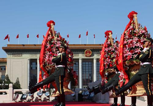 10月1日上午,首都各界代表向人民英雄紀(jì)念碑敬獻(xiàn)花籃儀式在北京天安門(mén)廣場(chǎng)舉行。新華社記者 蘭紅光 攝