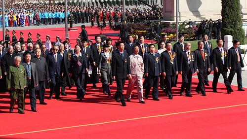 10月1日上午,首都各界代表向人民英雄紀(jì)念碑敬獻(xiàn)花籃儀式在北京天安門(mén)廣場(chǎng)舉行。這是各界代表在瞻仰人民英雄紀(jì)念碑。新華社記者 蘭紅光 攝