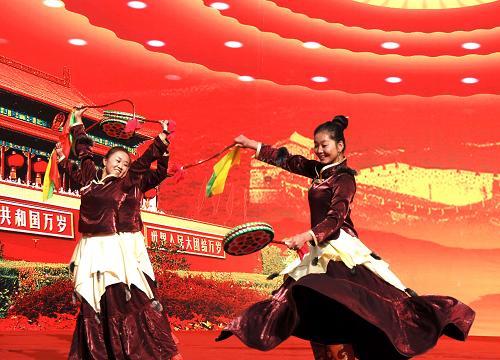 10月1日,青海省玉樹藏族自治州曲麻萊縣民間歌舞團演員用傳統(tǒng)舞蹈“依舞”慶祝國慶暨自治州成立60周年。當日,青海省玉樹藏族自治州群眾載歌載舞,慶祝國慶62周年暨自治州成立60周年。玉樹藏族自治州地處青藏高原腹地,是長江、黃河、瀾滄江的發(fā)源地,享有“中華水塔”“蟲草之鄉(xiāng)”“歌舞之鄉(xiāng)”的美譽。全國各少數(shù)民族自治州中主體民族所占比例最高。1949年,玉樹和平解放,1951年玉樹藏族自治州正式成立。新華社記者 吳光于 攝