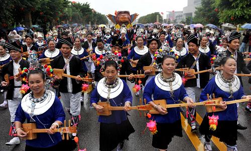 10月1日,來自柳州市三江縣的侗族群眾彈著歡快的樂曲參加巡游活動。新華社記者 張愛林 攝
