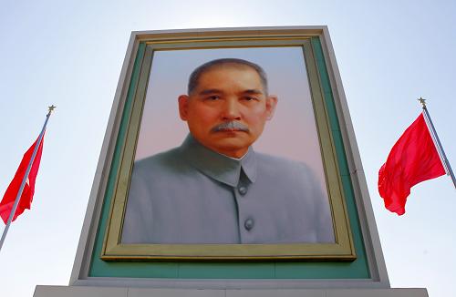 10月1日,吊裝完畢后的孫中山巨幅畫像。當(dāng)日,為紀(jì)念辛亥革命一百周年,天安門廣場豎起孫中山先生的巨幅畫像。新華社發(fā)(萬象 攝)