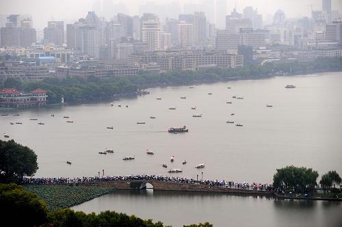 10月1日,西湖風(fēng)景區(qū)游人如織,湖面上游船星羅棋布。當(dāng)日是國慶長假第一天,雖然杭州陰雨綿綿,但是西湖風(fēng)景區(qū)依然迎來大量游客。2011年6月24日,在法國巴黎舉行的第35屆世界遺產(chǎn)大會上,中國“杭州西湖文化景觀”被列入《世界遺產(chǎn)名錄》。新華社記者 徐昱 攝