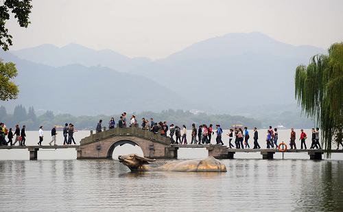 10月1日,游客在杭州西湖景區(qū)游覽。新華社記者 徐昱 攝