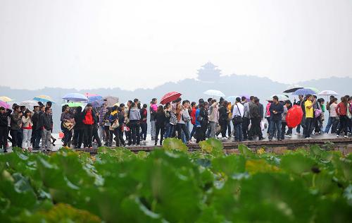10月1日,游客在游覽西湖風(fēng)景。新華社記者 徐昱 攝