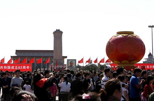 10月1日,游客在天安門廣場參觀游覽。國慶節(jié)當(dāng)日,來自祖國各地的游客來到北京天安門廣場參觀,感受國慶節(jié)帶來的喜悅。新華社發(fā)(李方宇 攝)