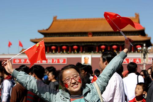 10月1日,一位游客在天安門廣場留影。國慶節(jié)當(dāng)日,來自祖國各地的游客來到北京天安門廣場參觀,感受國慶節(jié)帶來的喜悅。新華社發(fā)(李方宇 攝)