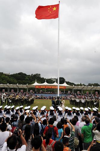 10月1日,軍營開放日舉行升旗儀式。當日,中國人民解放軍駐香港部隊在昂船洲軍營舉行了“軍營開放日”活動。駐軍官兵的軍樂列隊表演以及拳術(shù)、槍械團體操、獵人戰(zhàn)斗等精彩而又富有軍事特色的表演,博得現(xiàn)場陣陣喝彩,吸引了約15000名香港市民前往參觀。據(jù)悉,此次活動是駐港部隊組織的第22次的軍營開放,“軍營開放日”已經(jīng)成為香港市民了解駐軍日常訓練、工作、學習和生活情況的重要窗口。新華社記者 宋振平 攝
