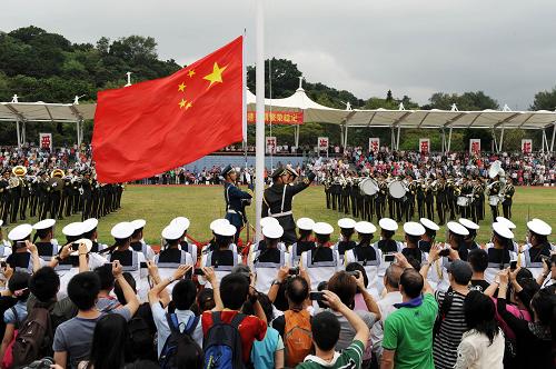 10月1日,軍營開放日舉行升旗儀式。新華社記者 宋振平 攝