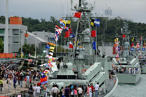 10月1日,香港市民在參觀軍艦。新華社記者 宋振平 攝