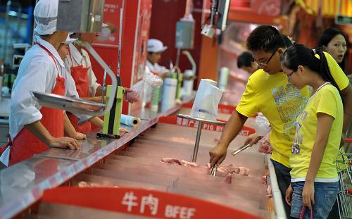 10月2日,市民正在??诖鬂?rùn)發(fā)超市選購(gòu)肉產(chǎn)品。新華社記者 郭程 攝