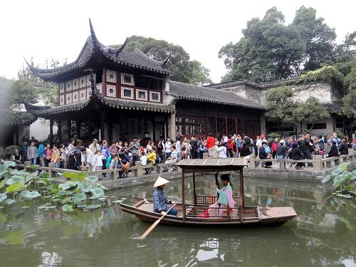 10月1日,演員在蘇州古典園林留園的小船上為游人彈唱蘇州評彈。新華社發(fā)(王建康 攝)