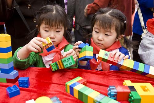 10月2日,在北京紅領(lǐng)巾公園舉行的雙胞胎文化節(jié)上,一對雙胞胎姐妹在玩游戲。 當(dāng)日,為期2天的第八屆北京雙胞胎文化節(jié)在紅領(lǐng)巾公園舉行。近600對雙胞胎參加才藝比拼、體育比賽、盛裝巡游、親子互動游戲等活動。新華社發(fā)(趙冰 攝)