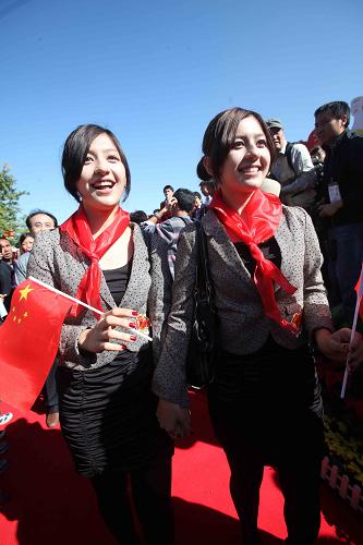 10月2日,在北京雙胞胎文化節(jié)上,一對在北京留學(xué)的土爾其雙胞胎走在紅地毯上。新華社發(fā)(陳曉根 攝)