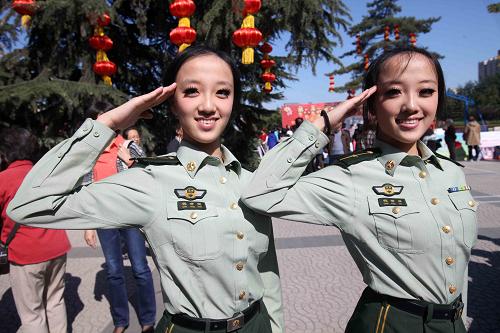10月2日,在北京紅領(lǐng)巾公園舉行的雙胞胎文化節(jié)上,一對雙胞胎在行軍禮。新華社發(fā)(陳曉根 攝)