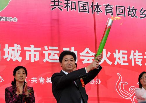 10月3日,九江市副市長(zhǎng)盧天錫引燃火炬。當(dāng)日,第七屆全國城市運(yùn)動(dòng)會(huì)火炬?zhèn)鬟f活動(dòng)在共青城首發(fā),整個(gè)活動(dòng)為期11天。七城會(huì)火炬?zhèn)鬟f活動(dòng)只在江西省境內(nèi)進(jìn)行,省外參賽城市不參與火炬?zhèn)鬟f?;鹁鎸⒂?0月16日晚進(jìn)入開幕式現(xiàn)場(chǎng)并最終點(diǎn)燃主火炬。共青城前身是1955年上海青年志愿者創(chuàng)建的共青社,是中國最年輕的縣級(jí)市,七城會(huì)期間將承辦女子柔道項(xiàng)目的比賽。新華社記者 章武 攝