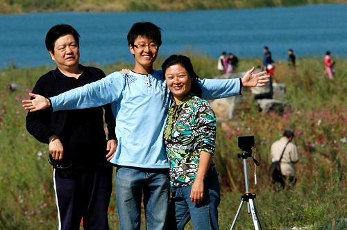 10月2日,市民在北京石景山區(qū)蓮石湖畔拍攝合影。 新華社發(fā)(李文明 攝)