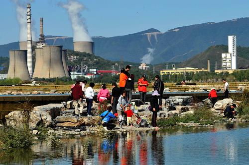 10月2日,市民在北京石景山區(qū)蓮石湖畔游覽。 新華社發(fā)(李文明 攝)