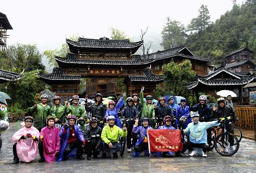 10月2日,自行車運(yùn)動(dòng)愛好者到達(dá)貴州雷山縣西江千戶苗寨后拍攝合影。10月2日至7日,來自全國(guó)的200多名自行車運(yùn)動(dòng)愛好者在貴州省黔東南苗族侗族自治州進(jìn)行為期5天的騎游活動(dòng)。他們將沿著凱里-西江-雷山-榕江(小丹江)-黎平-錦屏-天柱-三穗-鎮(zhèn)遠(yuǎn)線路騎行560多公里。新華社發(fā)(袁仁林 攝)
