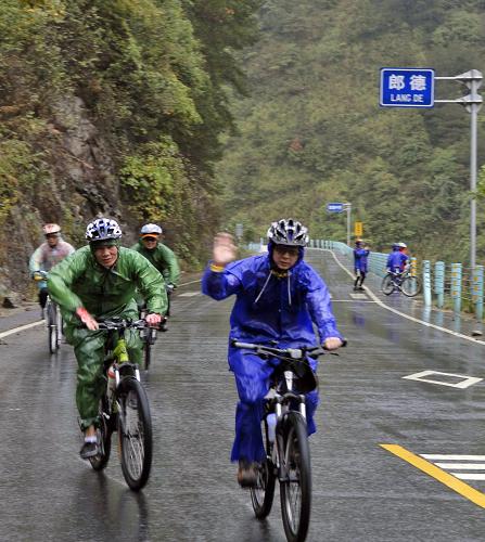 10月2日,自行車運(yùn)動(dòng)愛好者在貴州雷山縣境內(nèi)的308省道騎行。新華社發(fā)(袁仁林 攝)