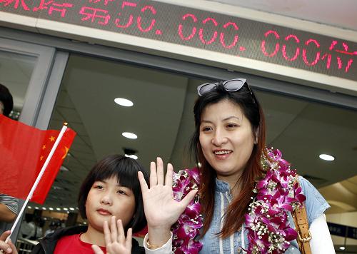 10月3日,上海東方明珠電視塔第5000萬(wàn)名游客王越融女士(右)和女兒向大家揮手。當(dāng)日,上海東方明珠廣播電視塔舉行迎來(lái)第5000萬(wàn)名游客慶祝儀式,游客王越融女士成為東方明珠廣播電視塔第5000萬(wàn)名游客。自1994年10月建成至今,作為上海的標(biāo)志性建筑和國(guó)家首批5A級(jí)景區(qū)之一,東方明珠電視塔見(jiàn)證了中國(guó)的發(fā)展和上海的巨變,吸引了來(lái)自世界各地的游客登塔游覽。新華社記者 張明 攝