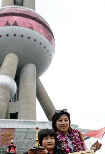10月3日,上海東方明珠廣播電視塔第5000萬(wàn)名游客王越融女士(右)和女兒在東方明珠電視塔下留影。新華社記者 張明 攝