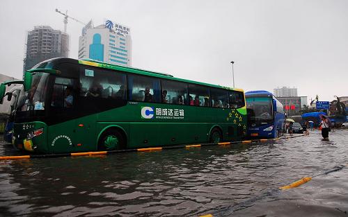 10月5日,汽車在積水中緩慢行駛。 新華社記者 姜鐵英 攝