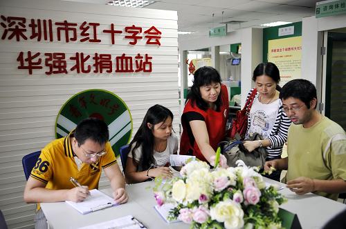 10月5日,在深圳紅十字會華強(qiáng)北捐血站,前來獻(xiàn)血的熱心群眾在志愿者的指導(dǎo)和幫助下填寫表格。 據(jù)了解,國慶長假期間,深圳迎來假日獻(xiàn)血高峰期,長假前4天,深圳1276名無償獻(xiàn)血者共捐獻(xiàn)了454710毫升鮮血,緩解了深圳血庫告急的狀況,但個別血型庫存仍有不足。 今年以來,深圳市出現(xiàn)了3次個別血型血庫存量告急的情況,最近的一次出現(xiàn)在9月底,當(dāng)時O型血的庫存僅為6萬毫升,為正常庫存量的五分之一。目前,經(jīng)過市民的捐獻(xiàn),其他血型的庫存都已達(dá)到30萬毫升的正常庫存水平,O型血的庫存量也上升到24萬,血庫庫存不足情況得到緩解。新華社記者 梁旭 攝