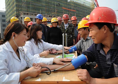 10月8日,醫(yī)務(wù)人員在山東棗莊市山亭區(qū)建筑工地為農(nóng)民工測(cè)量血壓。全國(guó)高血壓日到來(lái)之際,山東省棗莊市山亭區(qū)疾病預(yù)防控制中心組織醫(yī)務(wù)人員走進(jìn)轄區(qū)部分建筑工地舉辦義診活動(dòng),為農(nóng)民工測(cè)量血壓,并宣傳講解高血壓防治知識(shí),受到農(nóng)民工的歡迎。