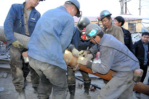 10月13日,救援人員在進行搶險救援。10月11日17時40分左右,黑龍江省雞西市雞東縣金地煤礦發(fā)生透水事故,事故發(fā)生后礦方隱瞞未報,雞東縣政府在接到群眾舉報并組織調查后,才確認事故造成13人被困。據(jù)悉,事故發(fā)生時,當班有24人作業(yè),其中11人安全升井,其余13人被困。目前,黑龍江龍煤礦業(yè)控股集團有限公司等救護隊在現(xiàn)場進行搜救。新華社發(fā)(王凱 攝)
