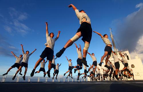 10月4日,在太平洋海域,“和平方舟”號醫(yī)院船上的官兵在飛行甲板進(jìn)行體能訓(xùn)練。 經(jīng)過30晝夜的航行,當(dāng)?shù)貢r間10月14日11時(北京時間10月14日24時),正在執(zhí)行“和諧使命—2010”任務(wù)的中國海軍“和平方舟”號醫(yī)院船首次成功穿越太平洋,抵達(dá)巴拿馬灣,預(yù)計將于當(dāng)?shù)貢r間16日晚抵達(dá)大西洋加勒比海域。中國海軍“和平方舟”號醫(yī)院船于9月16日從浙江舟山啟航,遠(yuǎn)航古巴、牙買加、特立尼達(dá)和多巴哥、哥斯達(dá)黎加進(jìn)行友好訪問,并分別與4國展開聯(lián)合醫(yī)療行動。 新華社記者查春明攝