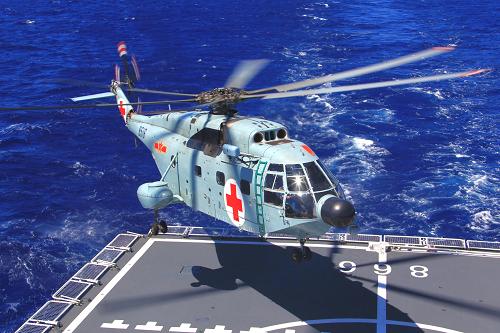 9月26日,在太平洋海域,“和平方舟”號醫(yī)院船的艦載直升機(jī)在航行中進(jìn)行飛行訓(xùn)練。 經(jīng)過30晝夜的航行,當(dāng)?shù)貢r間10月14日11時(北京時間10月14日24時),正在執(zhí)行“和諧使命—2010”任務(wù)的中國海軍“和平方舟”號醫(yī)院船首次成功穿越太平洋,抵達(dá)巴拿馬灣,預(yù)計將于當(dāng)?shù)貢r間16日晚抵達(dá)大西洋加勒比海域。中國海軍“和平方舟”號醫(yī)院船于9月16日從浙江舟山啟航,遠(yuǎn)航古巴、牙買加、特立尼達(dá)和多巴哥、哥斯達(dá)黎加進(jìn)行友好訪問,并分別與4國展開聯(lián)合醫(yī)療行動。 新華社記者查春明攝