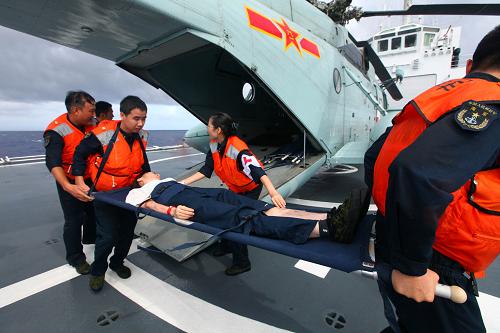 9月22日,在太平洋海域,“和平方舟”號醫(yī)院船在航行中組織醫(yī)療救護(hù)演練。 經(jīng)過30晝夜的航行,當(dāng)?shù)貢r間10月14日11時(北京時間10月14日24時),正在執(zhí)行“和諧使命—2010”任務(wù)的中國海軍“和平方舟”號醫(yī)院船首次成功穿越太平洋,抵達(dá)巴拿馬灣,預(yù)計將于當(dāng)?shù)貢r間16日晚抵達(dá)大西洋加勒比海域。中國海軍“和平方舟”號醫(yī)院船于9月16日從浙江舟山啟航,遠(yuǎn)航古巴、牙買加、特立尼達(dá)和多巴哥、哥斯達(dá)黎加進(jìn)行友好訪問,并分別與4國展開聯(lián)合醫(yī)療行動。 新華社記者查春明攝