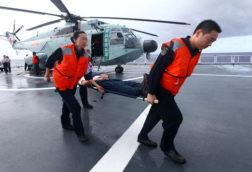9月22日,在中國海軍“和平方舟”號醫(yī)院船上,醫(yī)療救護直升機在“醫(yī)療服務(wù)演練”中緊急轉(zhuǎn)運“傷員”。當日,正在執(zhí)行“和諧使命-2011”任務(wù)的中國海軍“和平方舟”號醫(yī)院船在太平洋上展開首次應急醫(yī)療救援演練。這次演練模擬太平洋海域某商船發(fā)生鍋爐爆炸、引發(fā)火災、商船發(fā)出緊急求救信號,經(jīng)報上級同意“和平方舟”號向遇難商船高速接近,展開救援行動。醫(yī)護人員在本次演練中首次嘗試在太平洋上使用電子傷票系統(tǒng)、傷病員救治信息系統(tǒng)和單兵生命體征監(jiān)測系統(tǒng)等11項新硬件系統(tǒng),對傷員進行快速檢傷分類和診治,還通過衛(wèi)星連通海軍總醫(yī)院遠程醫(yī)學中心,為一名顱腦膿腫患者模擬實施了跨越大洋的遙控操作腦外科機器人立體定向手術(shù)。新華社記者 查春明 攝