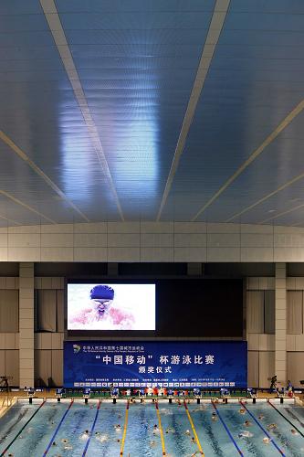 圖為江西奧林匹克體育中心游泳跳水館內(nèi)的弧形吊頂(攝于10月20日)。新華社記者 丁旭 攝