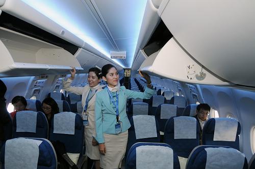 10月24日,空姐展示波音737-900ER的行李艙設(shè)計(jì)。當(dāng)天,波音737-900ER中國(guó)巡展首站在北京舉行。據(jù)介紹,737-900ER飛機(jī)是新一代737系列中最大和最新的型號(hào),其出色的性能,以及全新引入的天空內(nèi)飾備受矚目。據(jù)波音公司不久前發(fā)布的“中國(guó)市場(chǎng)飛機(jī)需求預(yù)測(cè)”數(shù)據(jù)顯示,未來(lái)20年中國(guó)將需要5000架新飛機(jī),價(jià)值6000億美元,受中國(guó)國(guó)內(nèi)市場(chǎng)需求拉動(dòng),中國(guó)單通道飛機(jī)市場(chǎng)將保持長(zhǎng)期需求旺盛,需求量達(dá)3550架飛機(jī)。新華社記者 王建華 攝