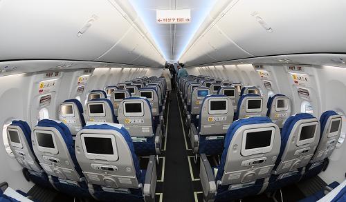波音737-900ER的經(jīng)濟(jì)艙座椅(10月24日攝)。新華社記者 王建華 攝