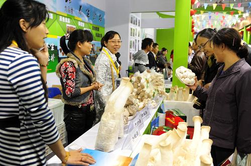 11月5日,幾位顧客在展廳內(nèi)選購蘑菇。當(dāng)日,第八屆中國武漢農(nóng)業(yè)博覽會(huì)在武漢國際會(huì)展中心開幕。在為期4天的農(nóng)博會(huì)上,將有來自海內(nèi)外的2300多家企業(yè)的1.7萬余種農(nóng)產(chǎn)品參展。新華社記者 郝同前 攝